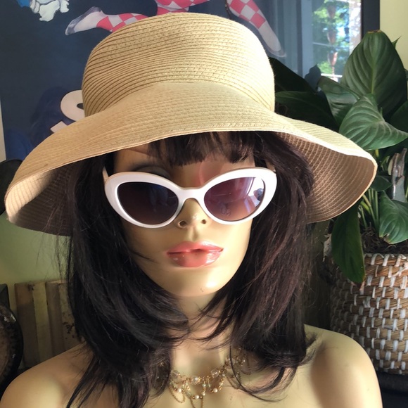 Born Free Wig With Bangs - Picture 10 of 10